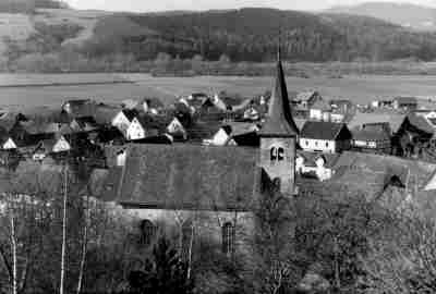 Die Wellener Kirche über Dorf und Edertal (Foto: Hubert Hahn, Wellen 1987